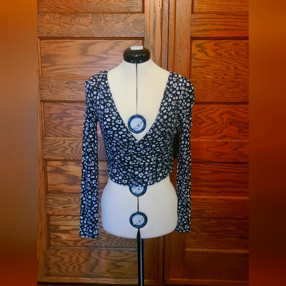 Daisy print cropped wrap top